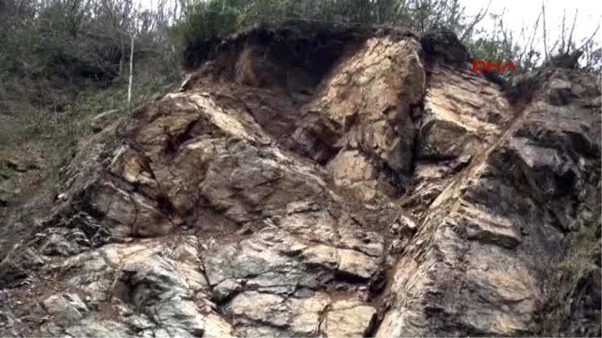 Rize Yamaçtan Kopan Kaya Kütlesi Eve Çarptı