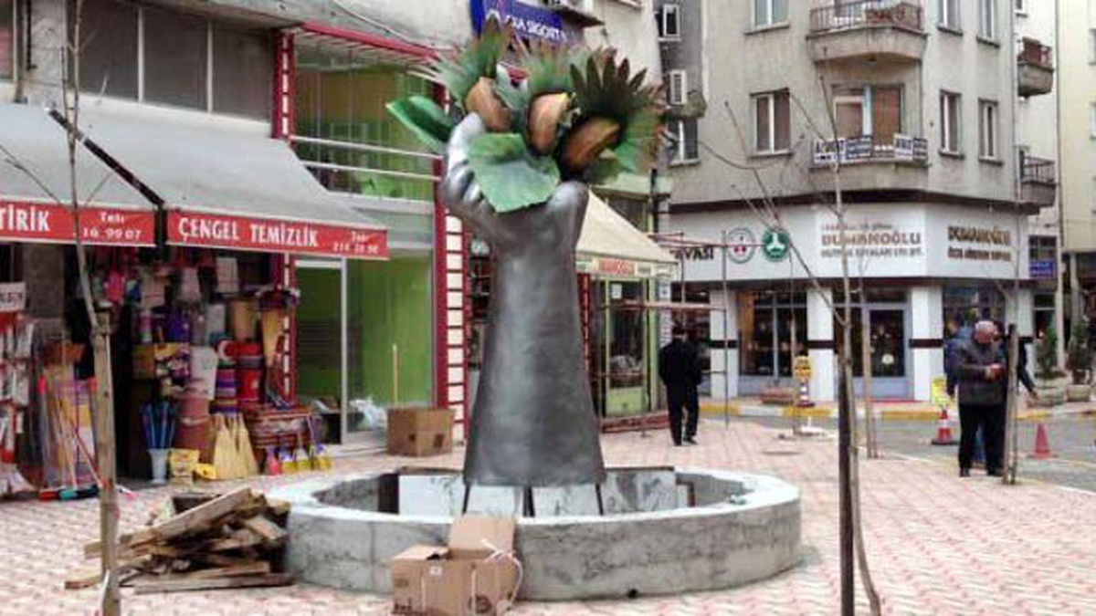 Tarihi Fındık Pazarına "Fındık" Heykeli
