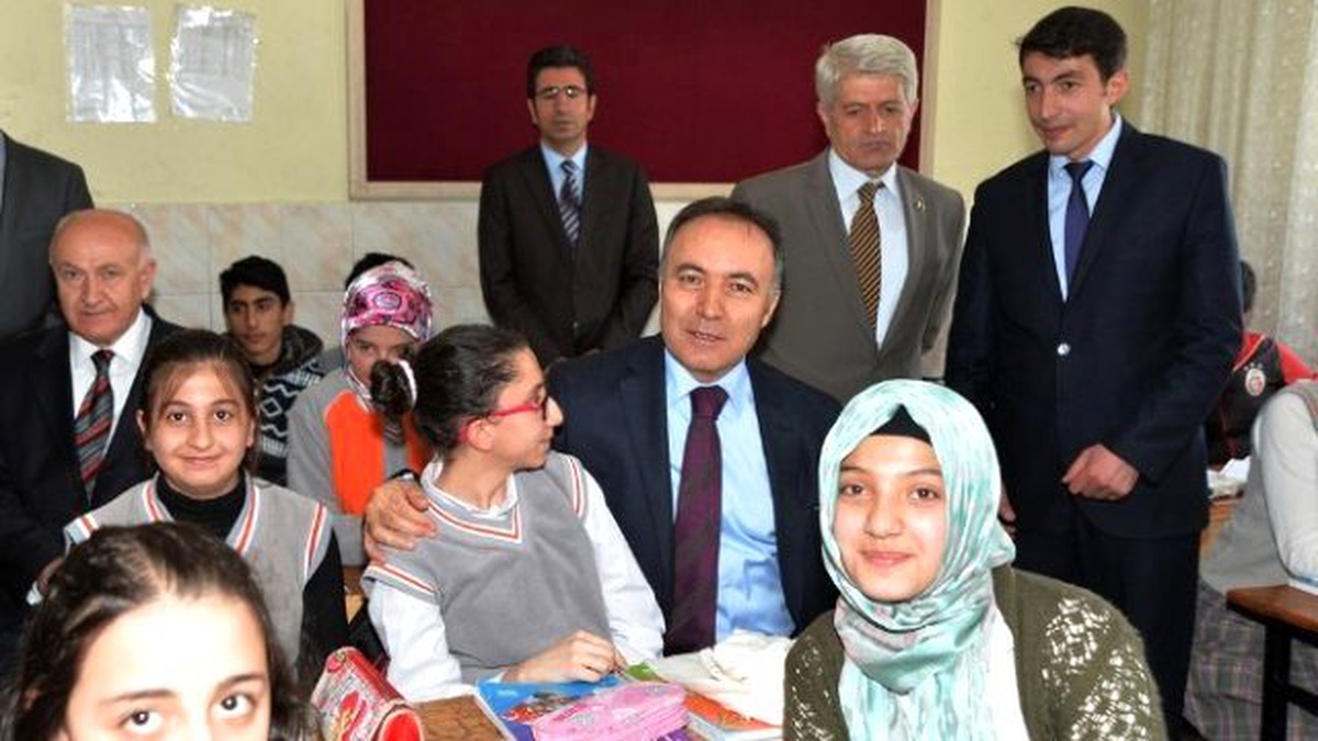 Vali Altıparmak, Osmangazi Ortaokulunda Öğrencilerle Voleybol Oynadı