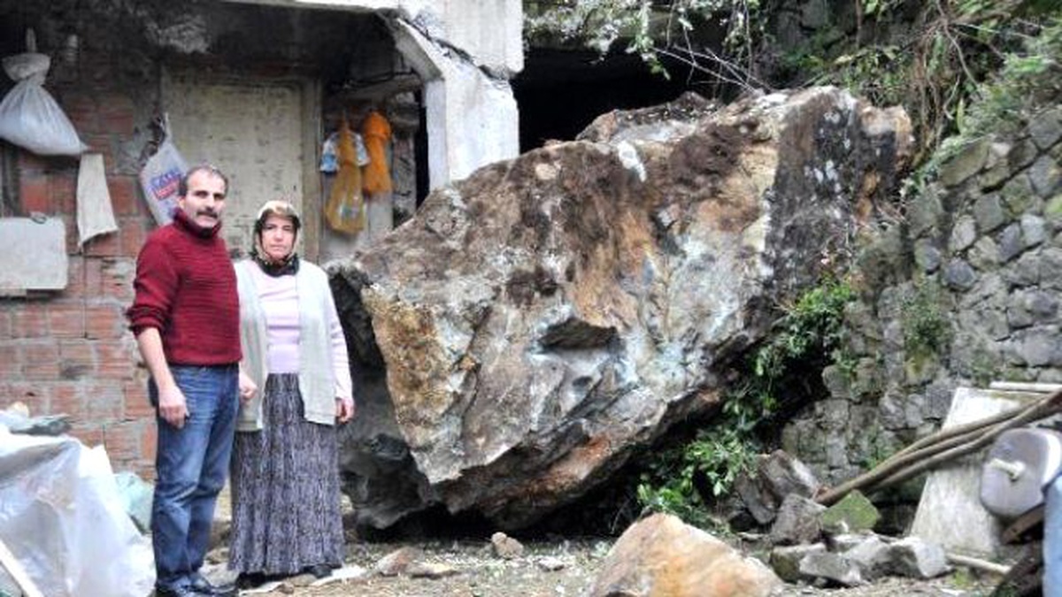 Yamaçtan Kopan Kaya Kütlesi Eve Çarptı