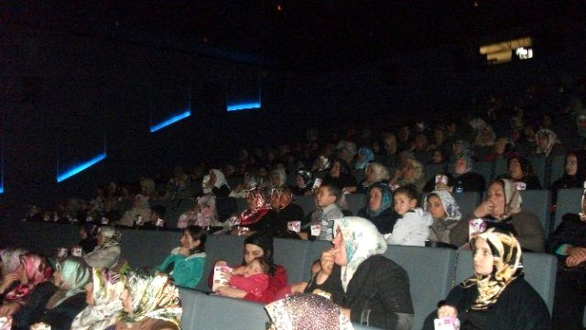 Yetim Çocuklar Anneleri ile Sinema Keyfi Yaşadı