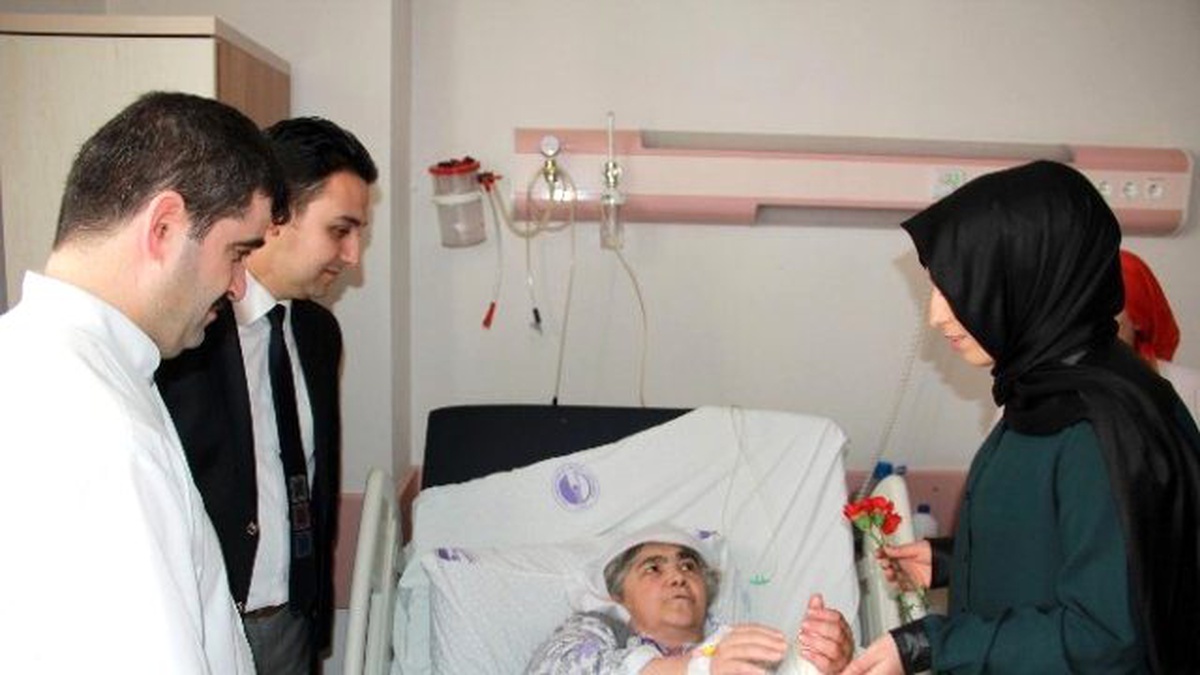 Afyonkarahisar\'da Ak Gençlerden Hasta Ziyareti