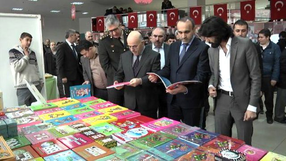 Arnavutköy\'deki Kitap Fuarı Büyük İlgi Gördü