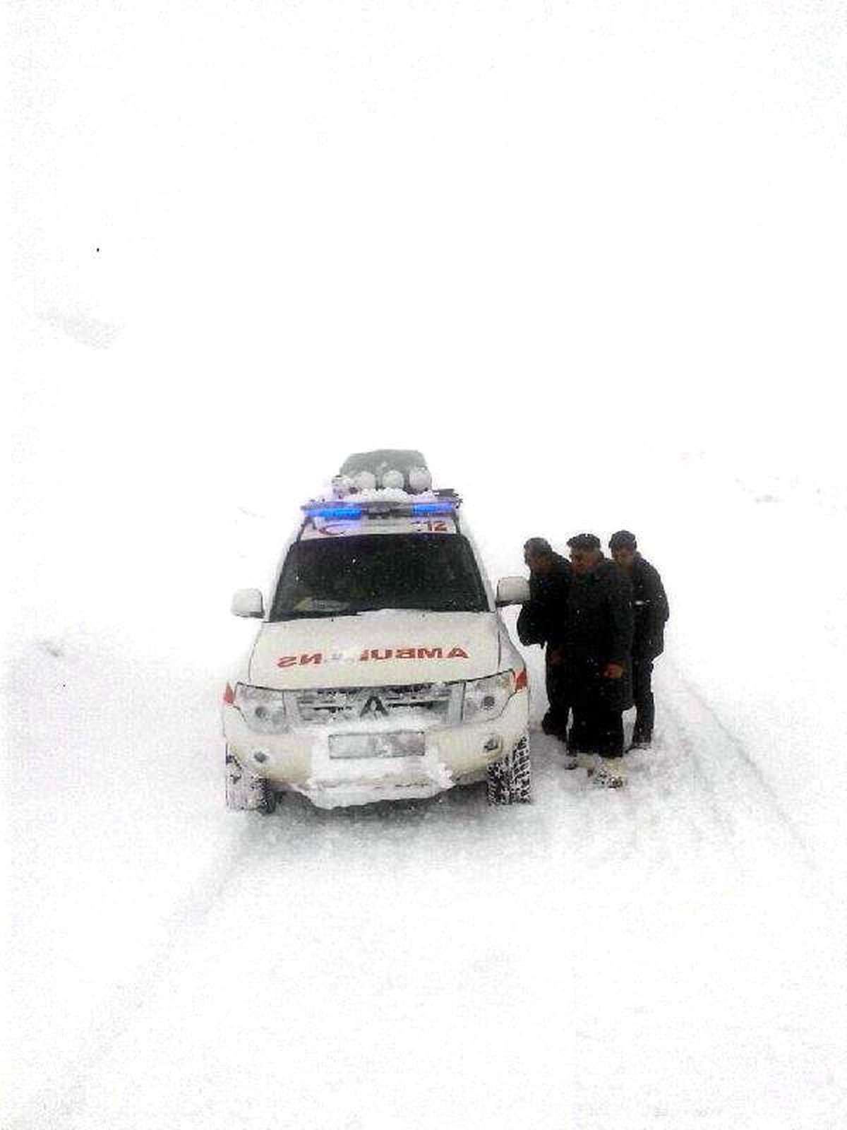 Bahçesaray Yoluna Çığ Düştü: Sağlık Ekibi Mahsur Kaldı