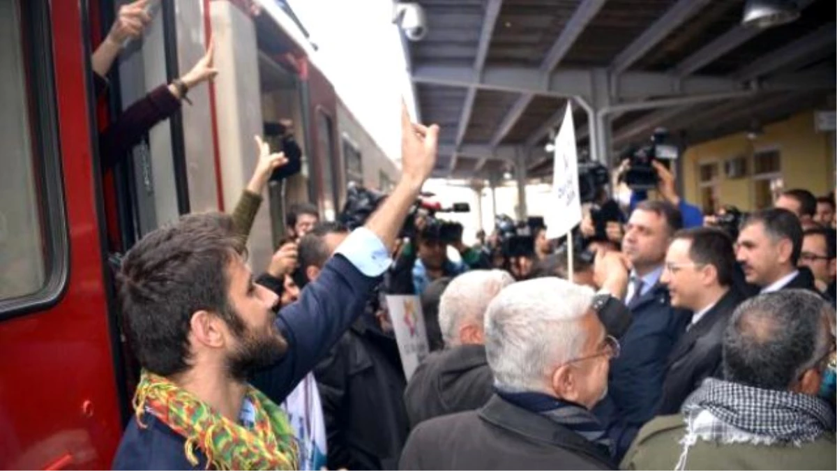 Barış Treni Diyarbakır\'da Halaylarla Karşılandı