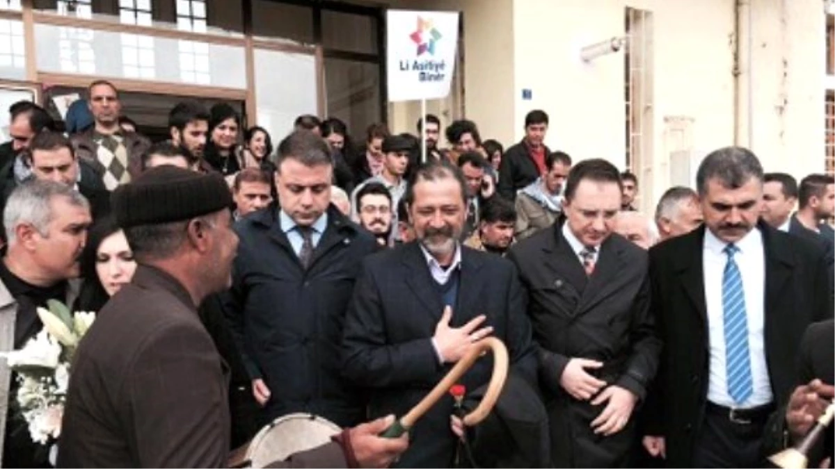 Barış Trenini Diyarbakır\'da Çözüm-Der Başkanı Ezgin Karşıladı