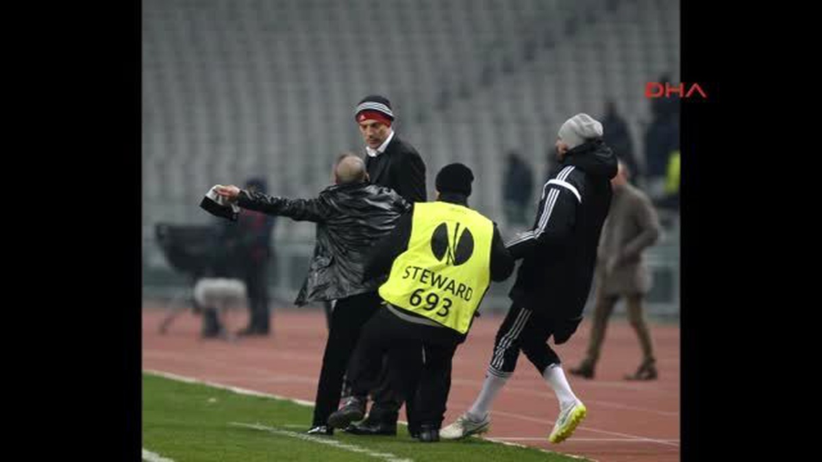 Beşiktaş Taraftarı Sahaya İndi, Bilic\'in Yanına Gitti