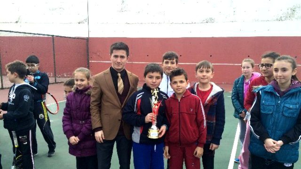 Bozüyük M. Akif Ersoy Ortaokulu Takımı Tenis Dalında 3 Şampiyonluk Elde Etti