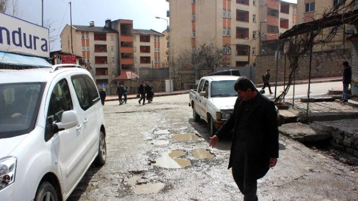 Caddelerde Oluşan Çukurlar Trafiği Olumsuz Etkiliyor