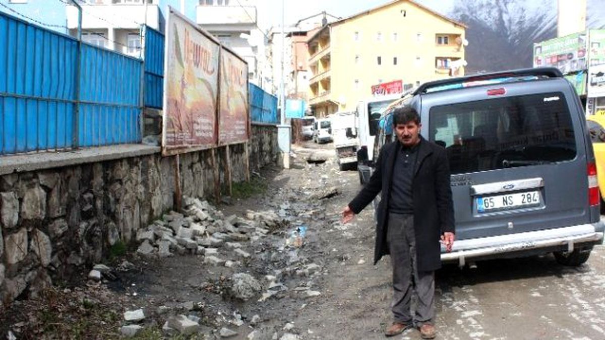Çamur Deryasını Andıran Su Kanalı