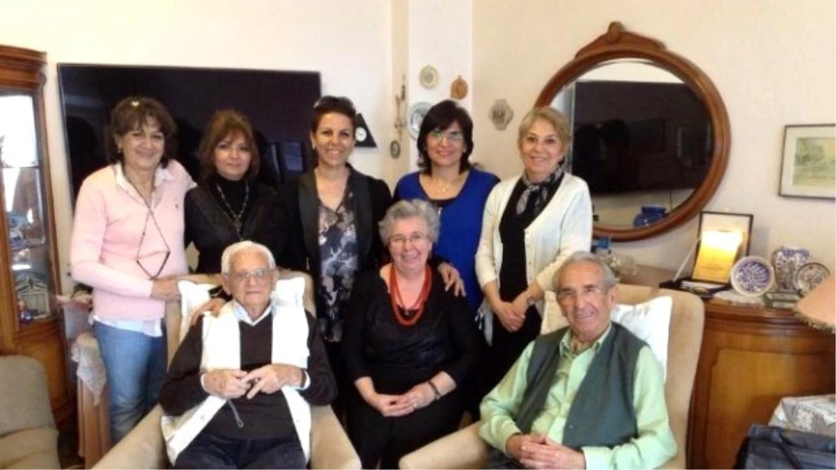 CHP\'li Kadınlar 101 Yaşında Tarih Çınar Lütfü Karadağ\'ı Evinde Ziyaret Etti