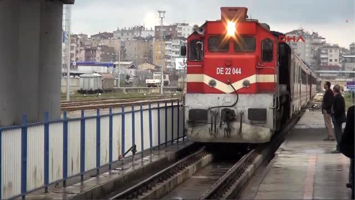 Diyarbakır Barış Treni Diyarbakır\'da Halaylarla Karşılandı