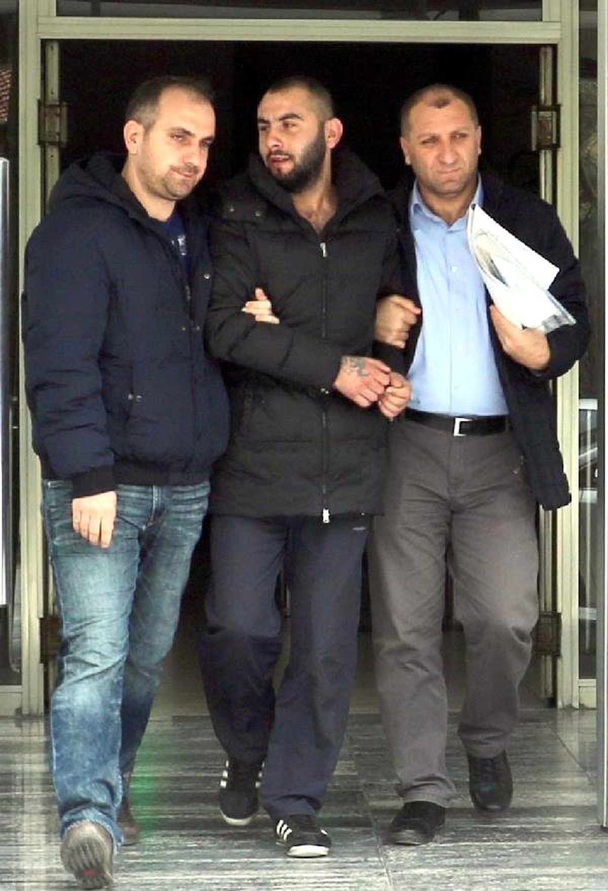 Doktoru Bıçaklayıp, Ambulans Sürücüsünün de Yüzünü Isırdı