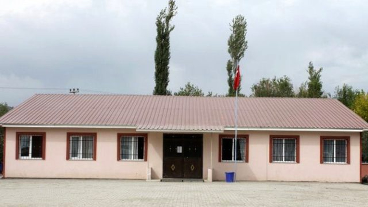 Eskişehir Polisindeh Elazığ\'daki Öğrencilere Kitap ve Kırtasiye Desteği