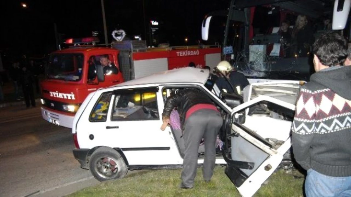 Feci Kazada Otobüsle Çarpışan Otomobil Hurdaya Döndü: 1 Ağır Yaralı