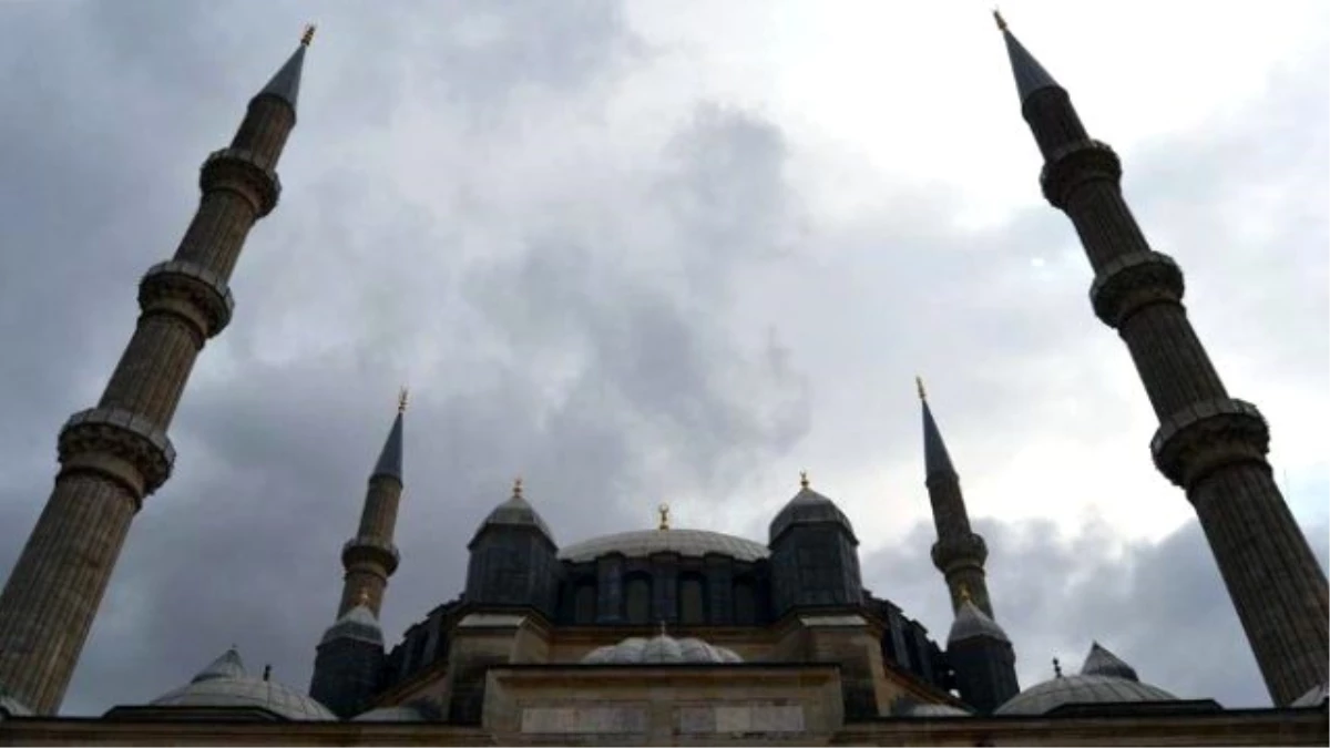 Güneş Tutulması Selimiye Camii\'nin Kubbeleri ile Birleşti