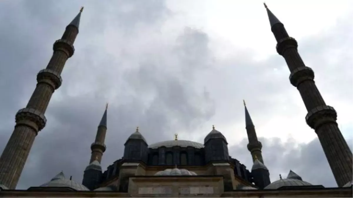 Güneş Tutulması Selimiye Camii\'nin Kubbeleri ile Birleşti