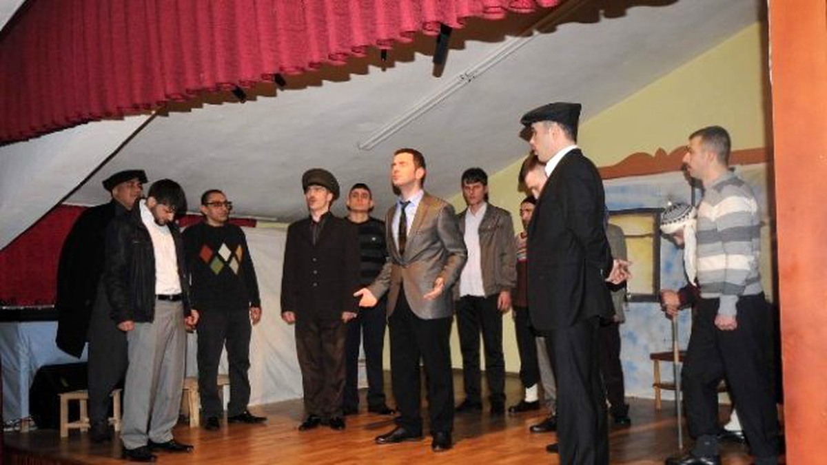 Hükümlü ve Tutuklulardan Tiyatro Gösterisi