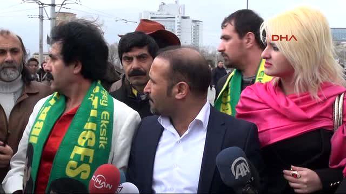İbrahim Tatlıses İçin İstiklal Caddesi\'nde Kur\'an-I Kerim Dağıttılar