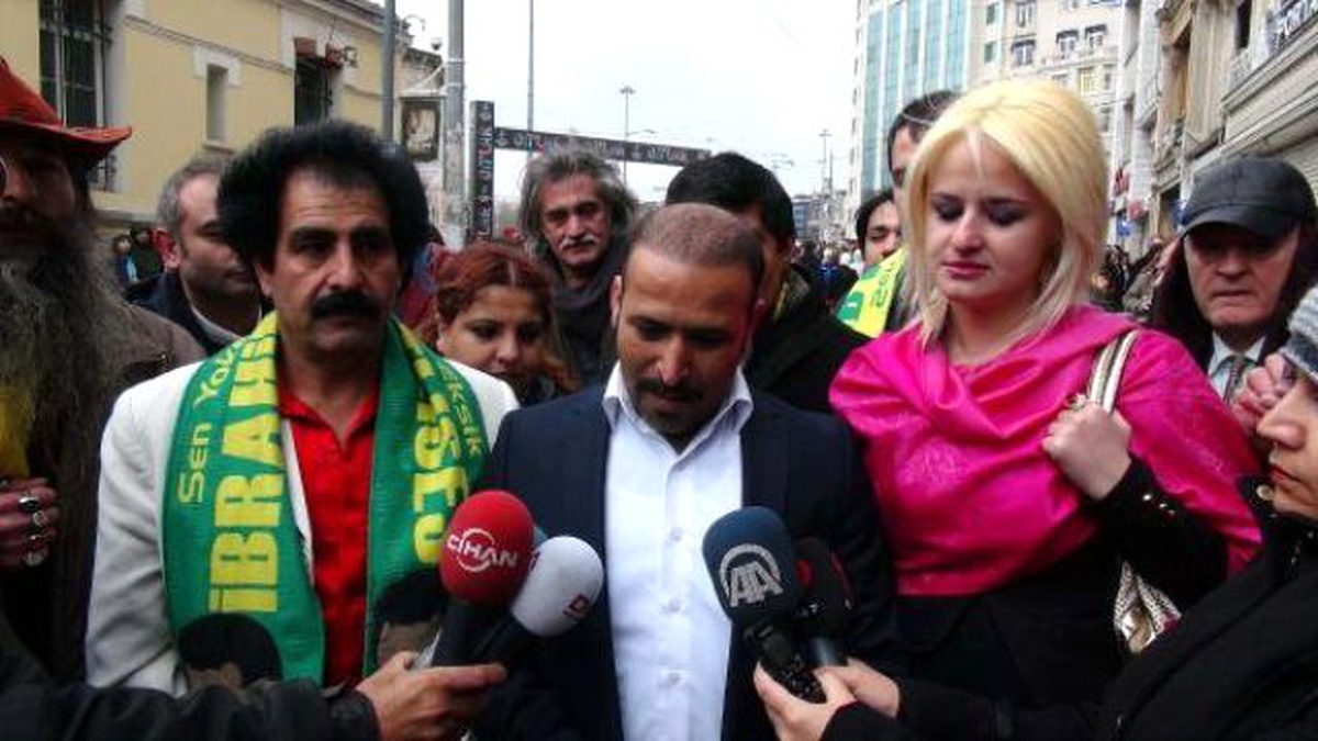 İbrahim Tatlıses İçin İstiklal Caddesi\'nde Kur\'an-I Kerim Dağıttılar