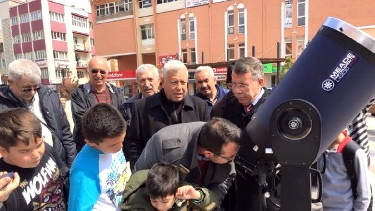 Karaman\'da Vatandaşlar Güneş Tutulmasını İzledi