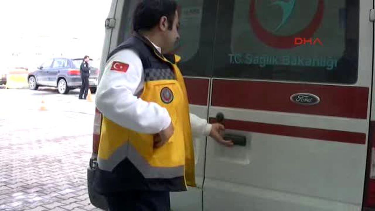 Kırmızı Işıkta Sürücü ile Mendil Satıcısının \'AK Parti\' Kavgası