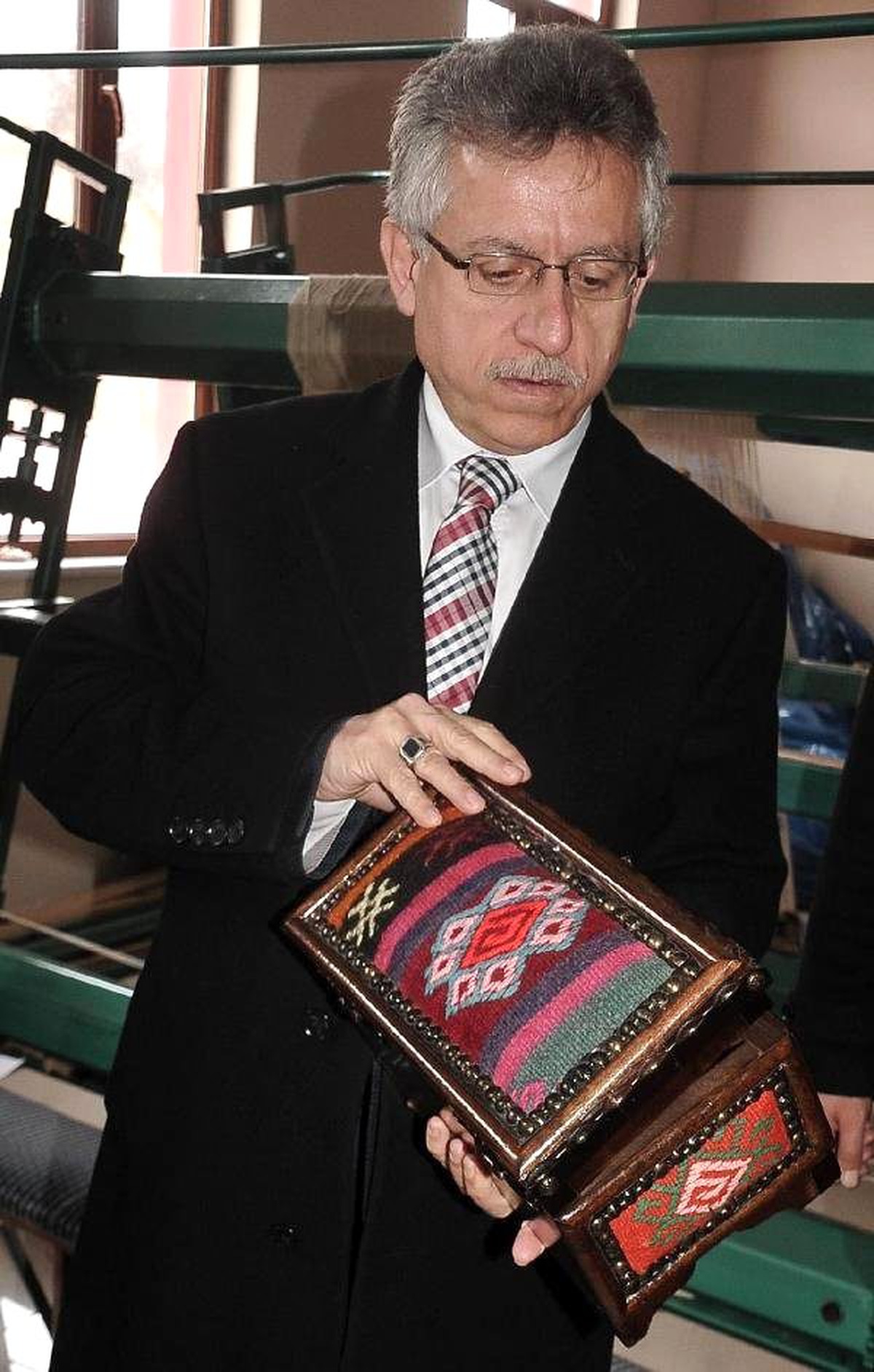 Kilim Dokumayı Öğrenip, Hediyelik Eşya Olarak Satacaklar