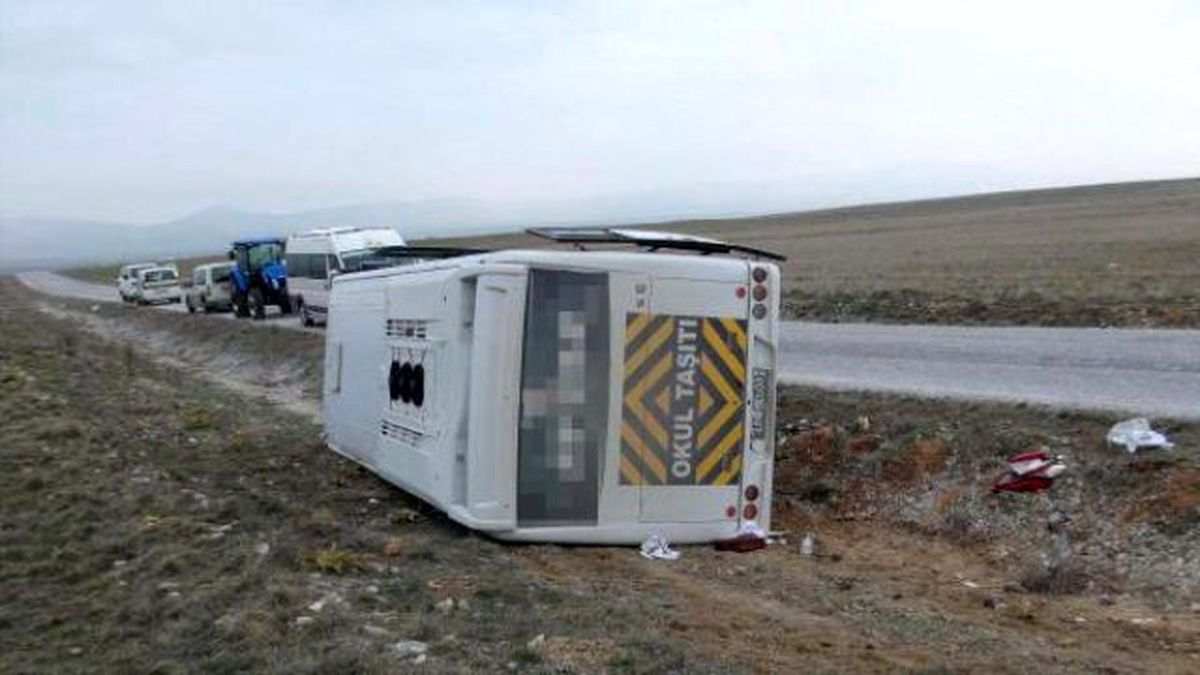 Konya\'da Okul Servisi Devrildi: 18 Yaralı
