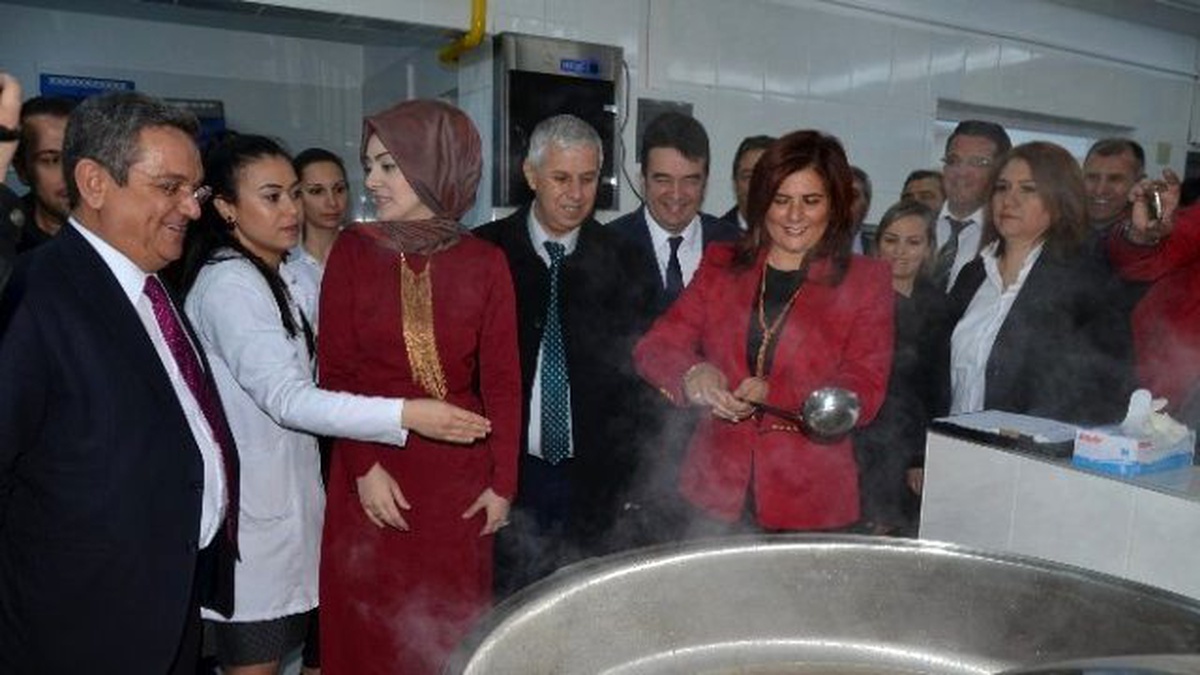 Kuşadası\'nda Yemek Fabrikası Açıldı