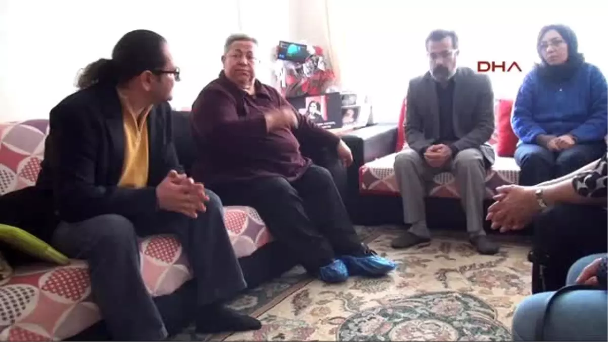 Mersin Özgecan Tablosunu Yapıp Ailesine Armağan Etti