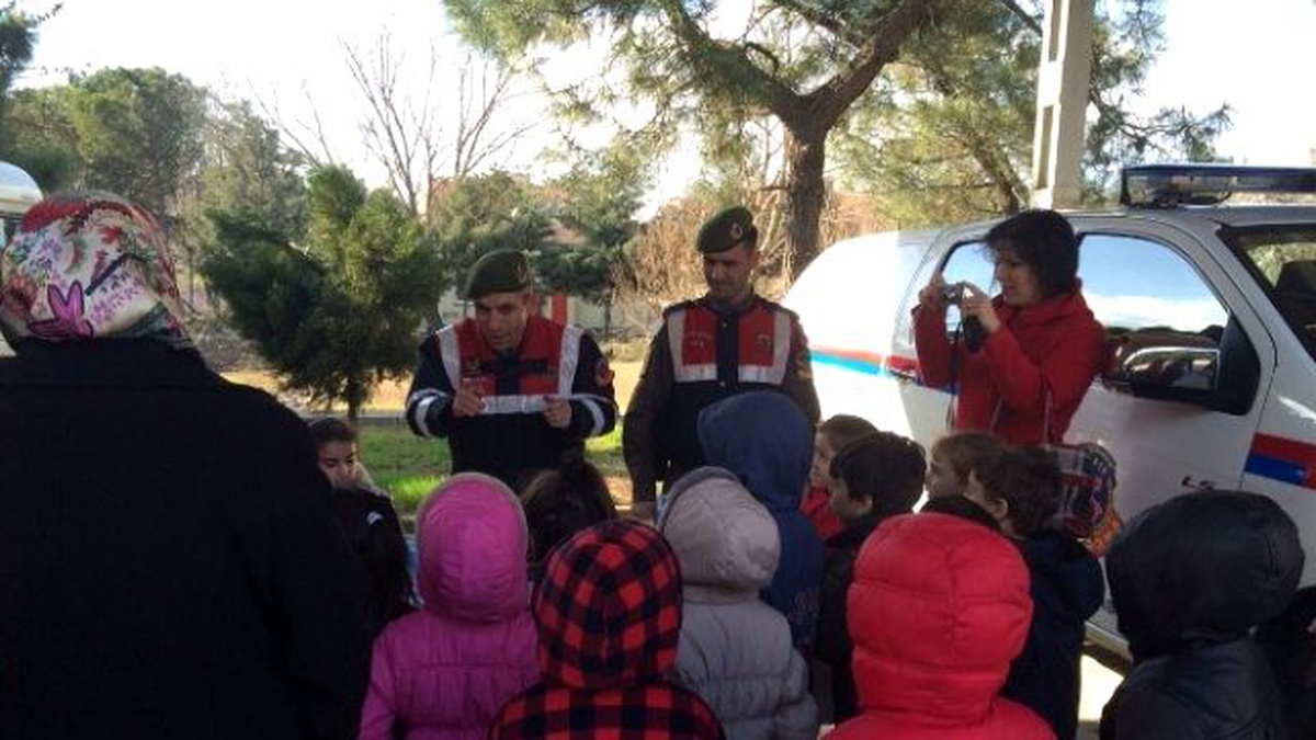 Minik Öğrenciler Jandarmanın Tatbikatlarına Katılıp Trafik Kurallarını Öğrendi