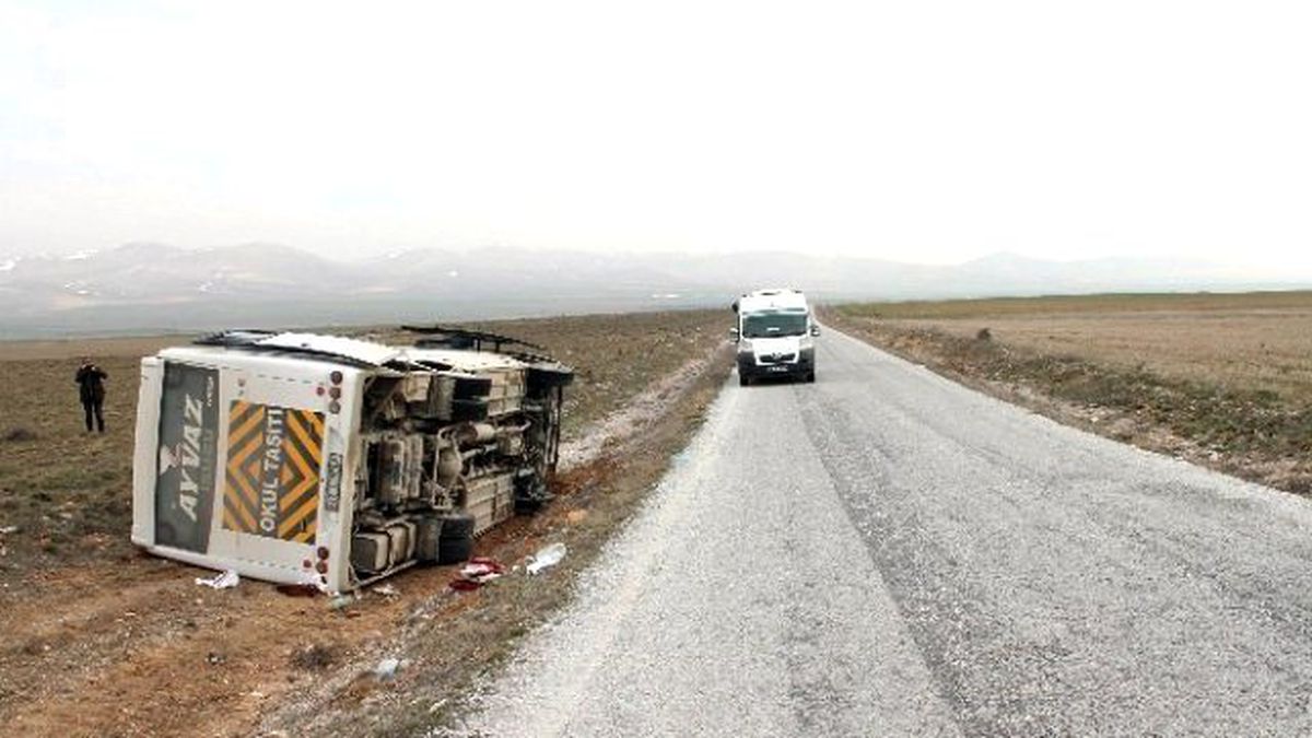 Okul Servisi Devrildi: 18 Yaralı