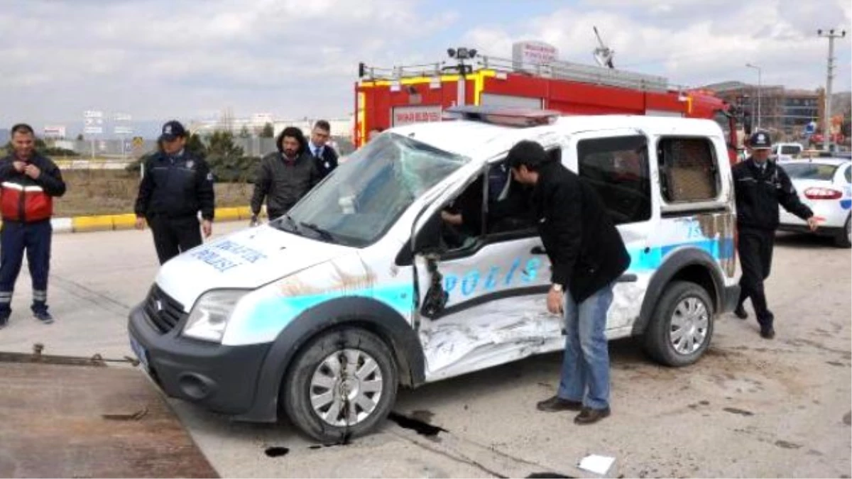 Otomobil Polis Aracına Çarptı: 3 Polis Yaralı