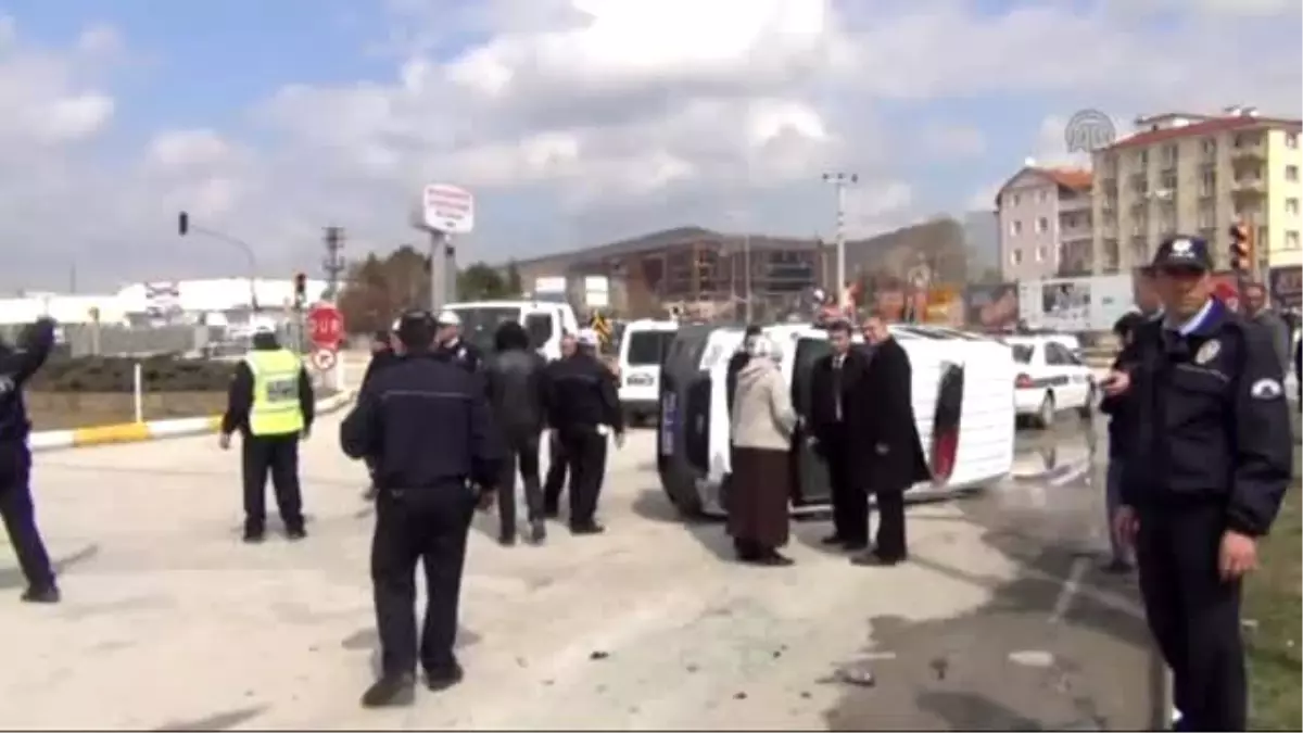 Otomobil, Polis Aracına Çarptı: 3 Yaralı