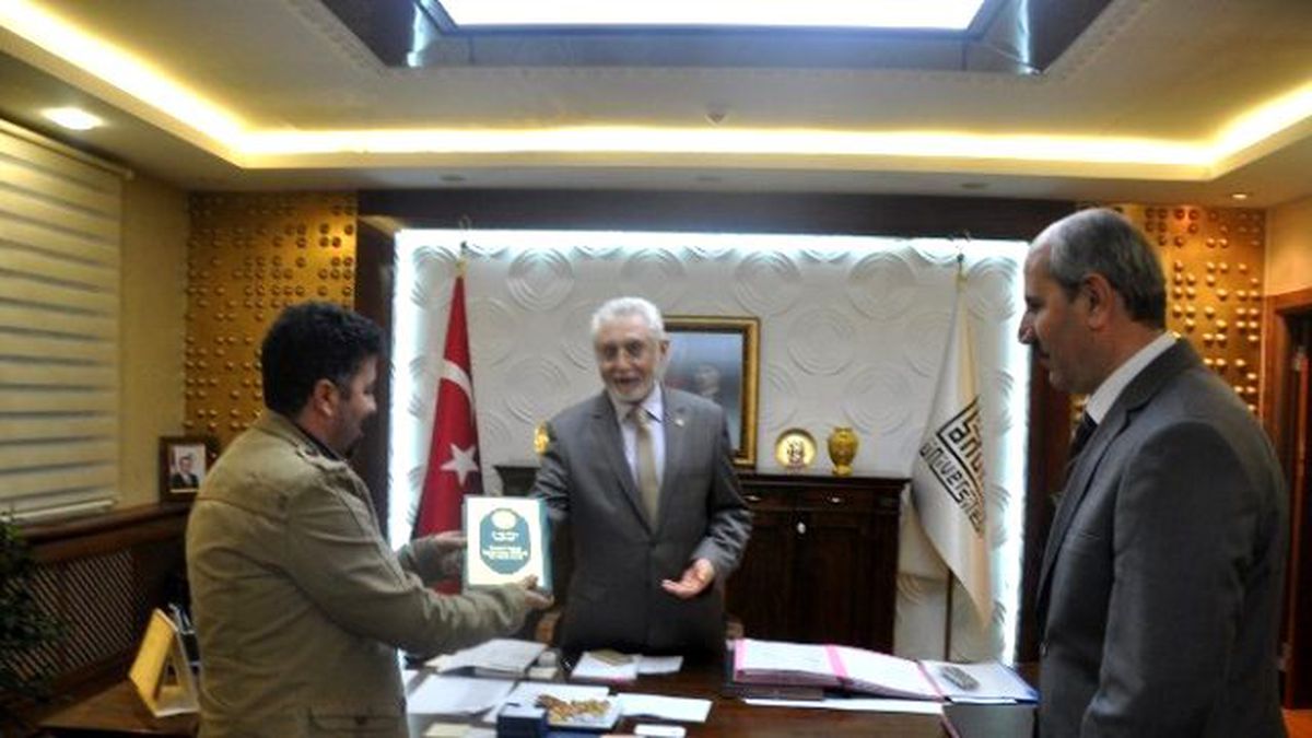 Rektör Ağırakça\'ya İlk Hediye Kürtçe Mealli Kur\'an Oldu