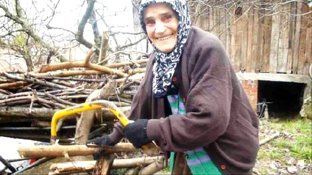 Rüveyde Nine, Çorap Örüyor, Odun Kesiyor