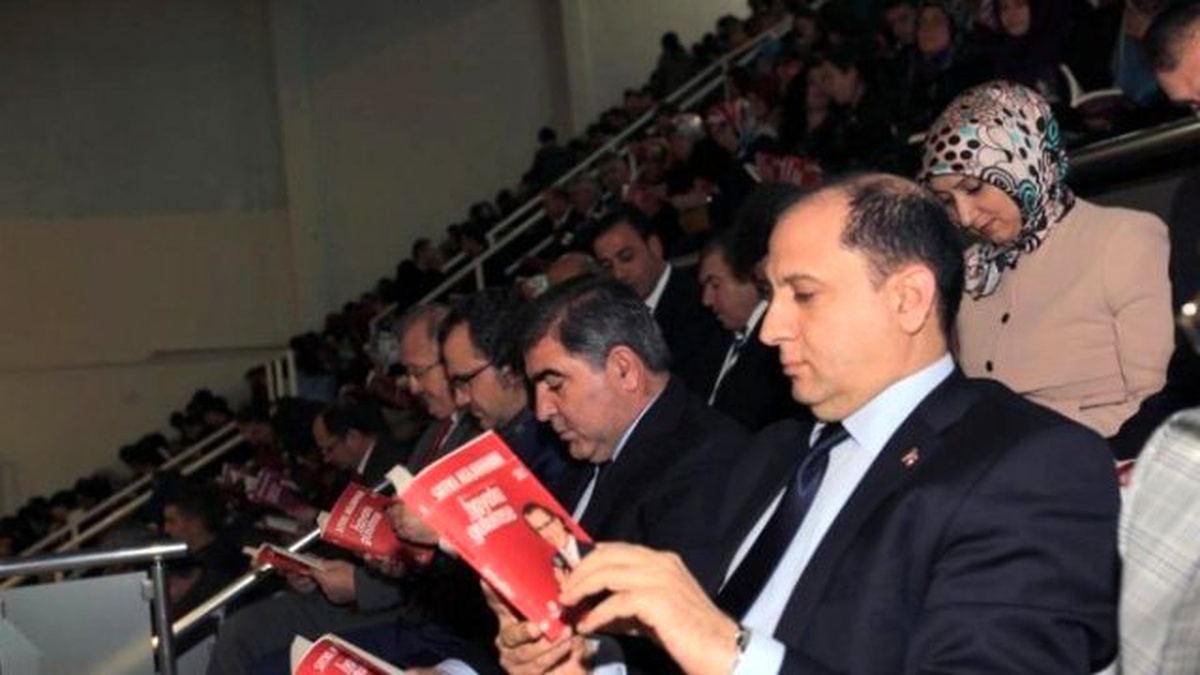 Salondaki Herkes Aynı Kitabı Okudu