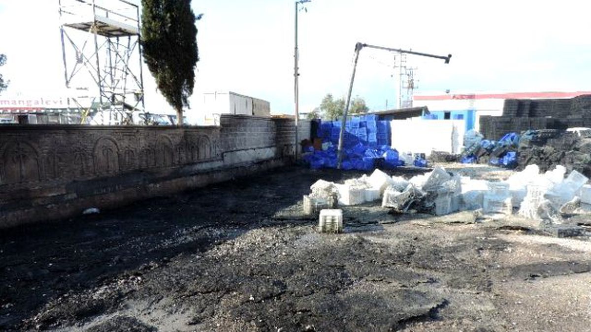 Serik\'te Plastik Fabrikasında Çıkan Yangın Korkuttu