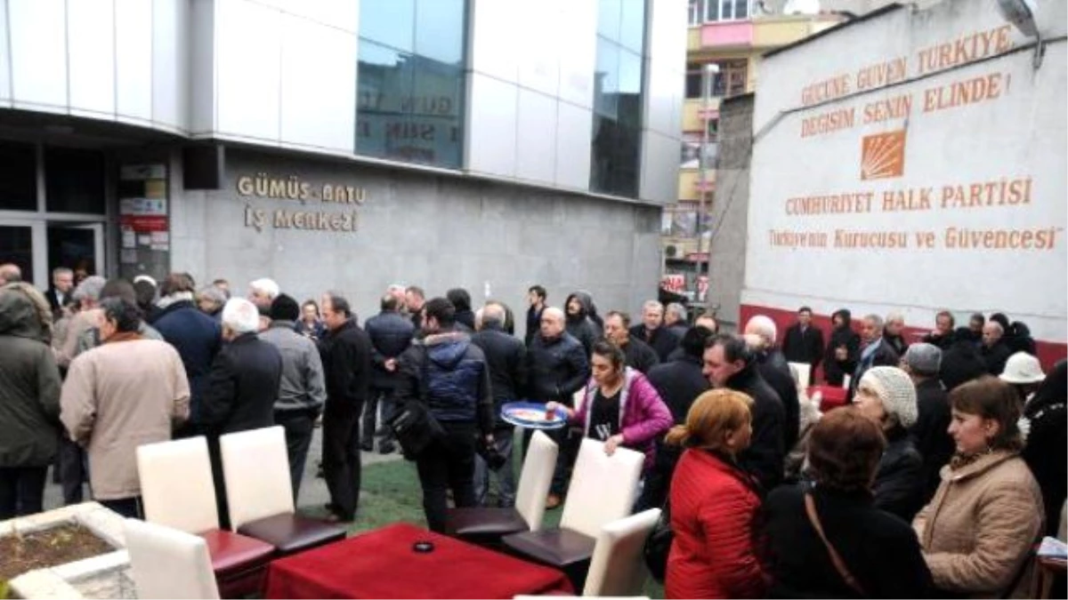 Trabzon CHP\'de Gençlerin Parti Binasını İşgali Sürüyor