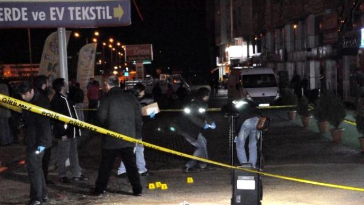 Tunceli\'de Zırhlı Araç Taşlandı, Polisler Havaya Ateş Açtı
