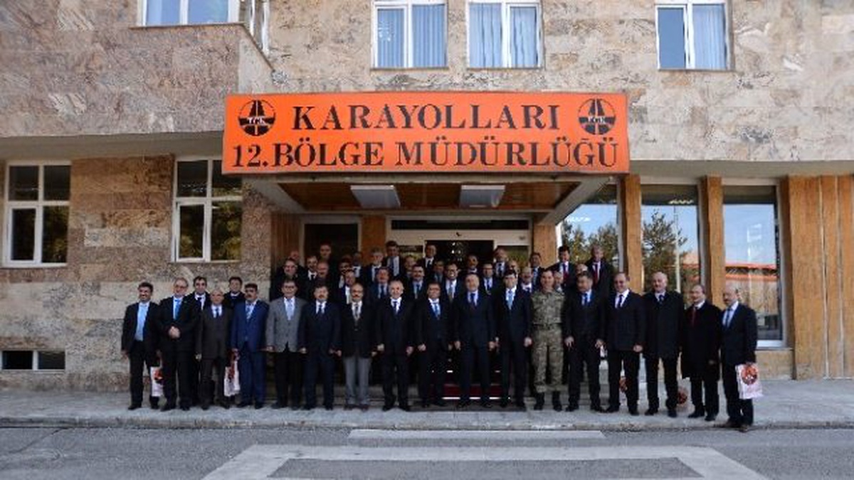 Vali Altıparmak Bölge ve İl Müdürleriyle Aylık Değerlendirme Toplantısı Yaptı