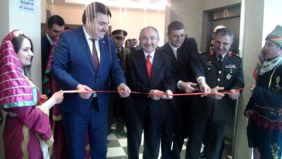 Vali Sergi Açtı