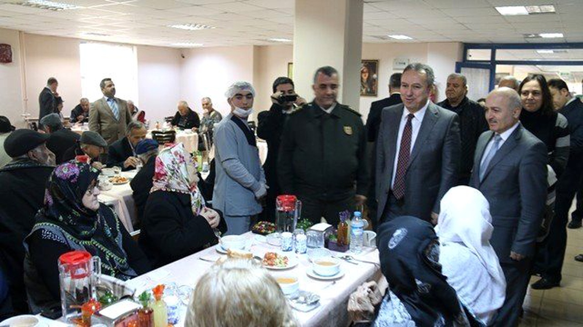 Yaşlılar Vali Fidan\'a Bol Bol Dua Etti