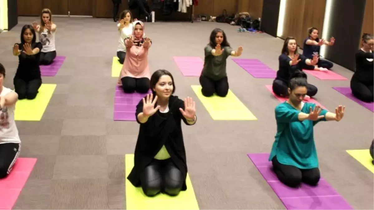 Yoga Anne Adayını Doğuma Bebeği İse Hayata Hazırlıyor