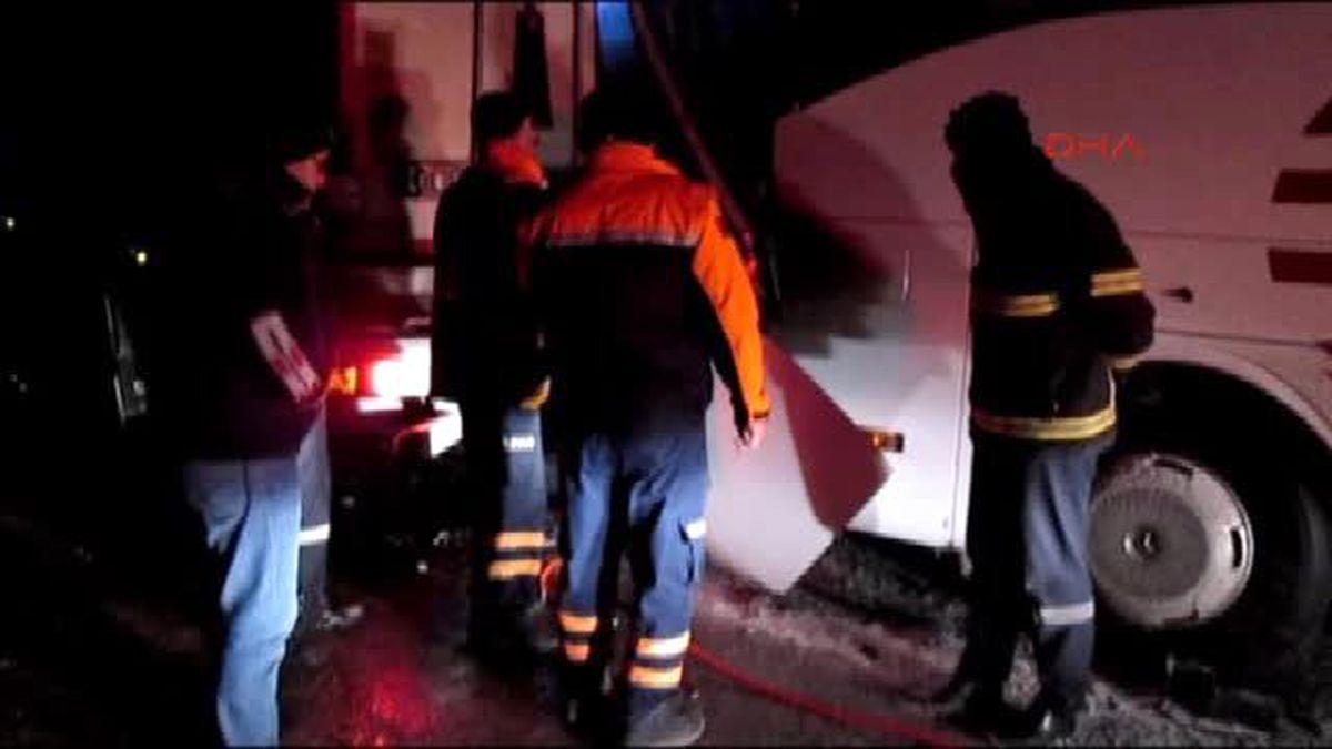 MHP\'lileri Taşıyan Yolcu Otobüsü Kaza Yaptı : 1 Ölü, 13 Yaralı