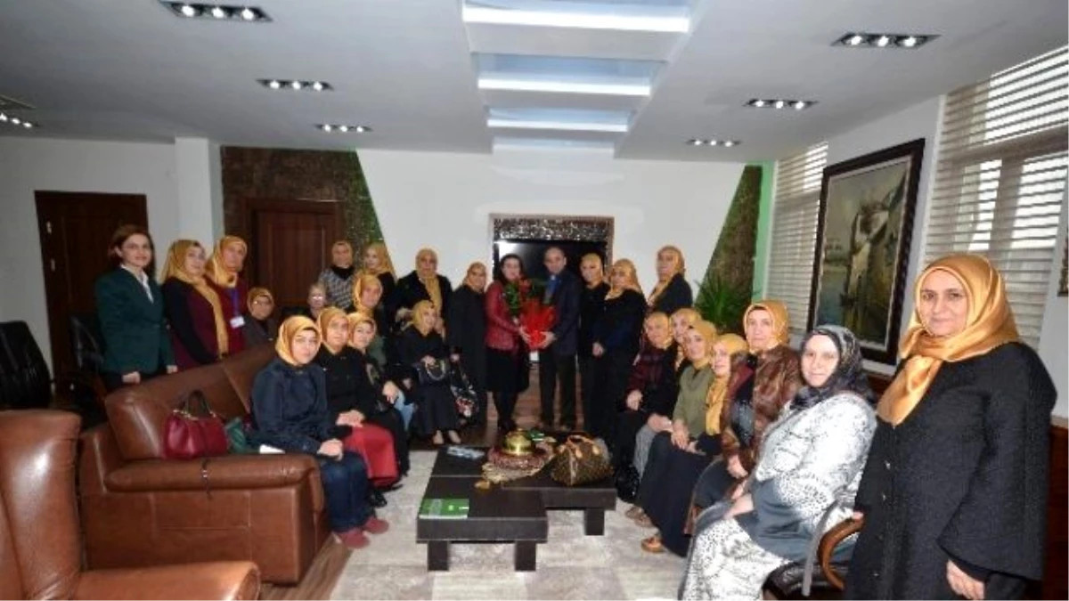 AK Parti Kadın Kollarından Başkan Üzülmez\'e Ziyaret