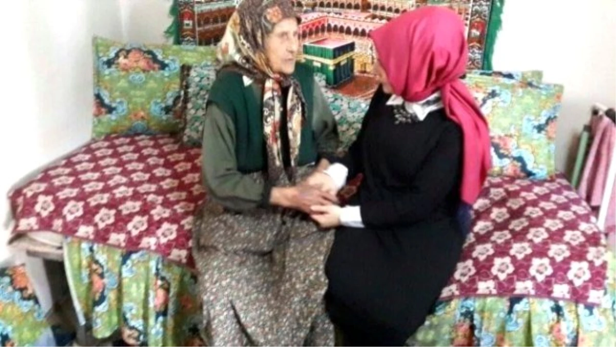 Ak Partili Kadınlardan 100 Yaşındaki Emine Nineye Ziyaret