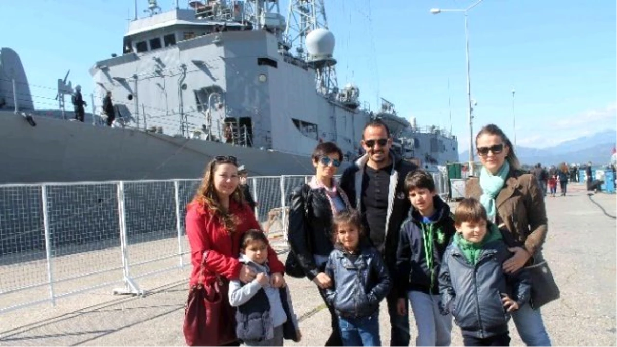 Askeri Gemiler Vatandaşların Ziyaretine Açıldı