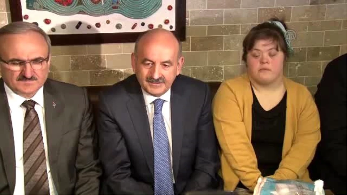Bakan Müezzinoğlu, Down Sendromlu Çocukların Çalıştığı Kafeyi Ziyaret Etti