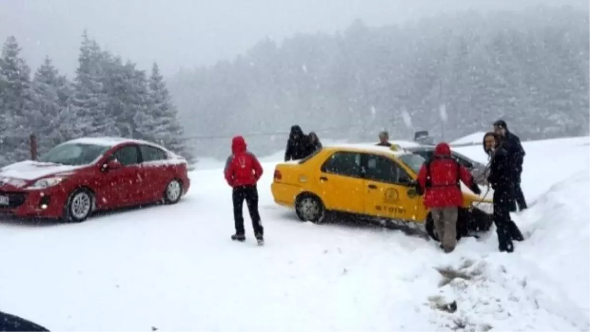 Buz Pistine Dönen Uludağ Yolu\'nda Araçlar Yoldan Çıktı